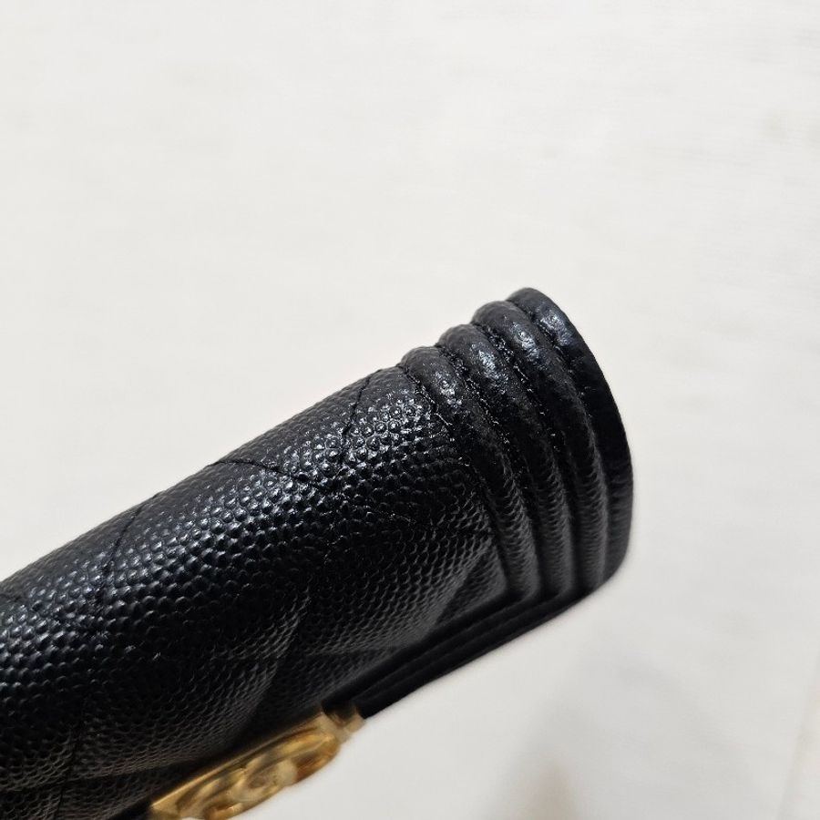 [夯夯品項😆] Chanel黑荔枝皮霧金釦Boy下蓋卡包-6