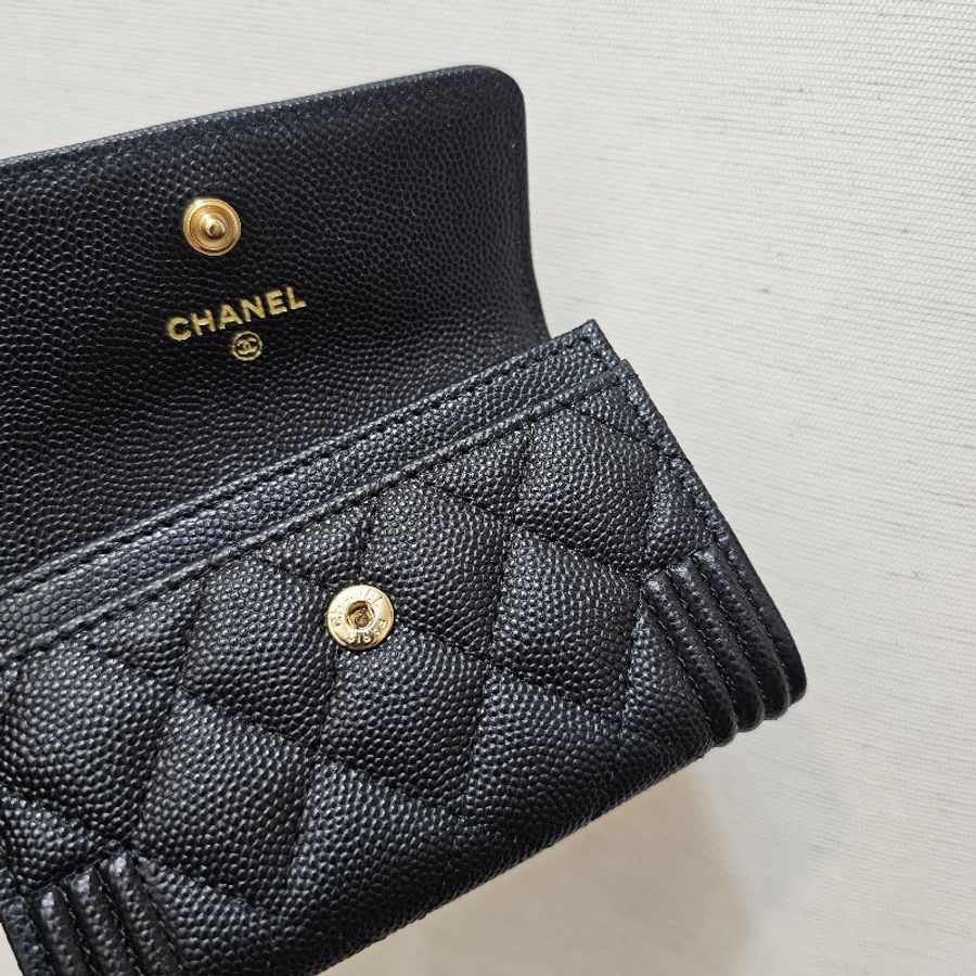 [夯夯品項😆] Chanel黑荔枝皮霧金釦Boy下蓋卡包-7