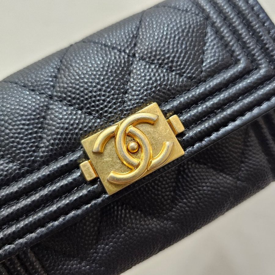 [夯夯品項😆] Chanel黑荔枝皮霧金釦Boy下蓋卡包-19