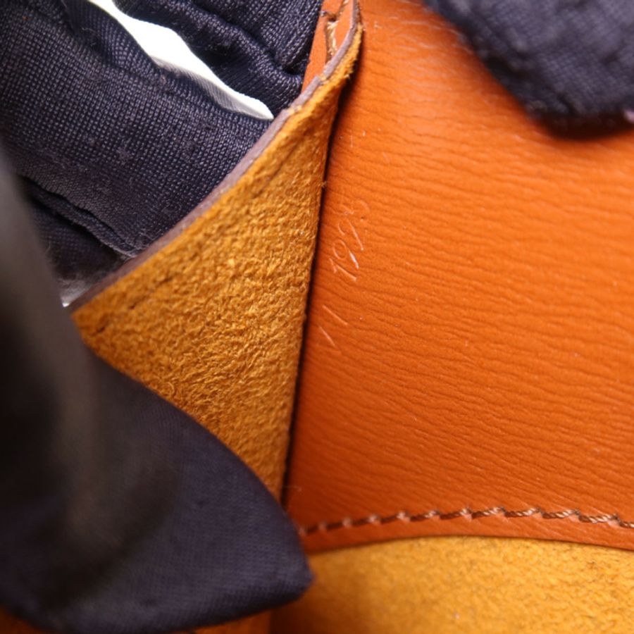 LOUIS VUITTON Epi Cluny金扣肩背袋-7