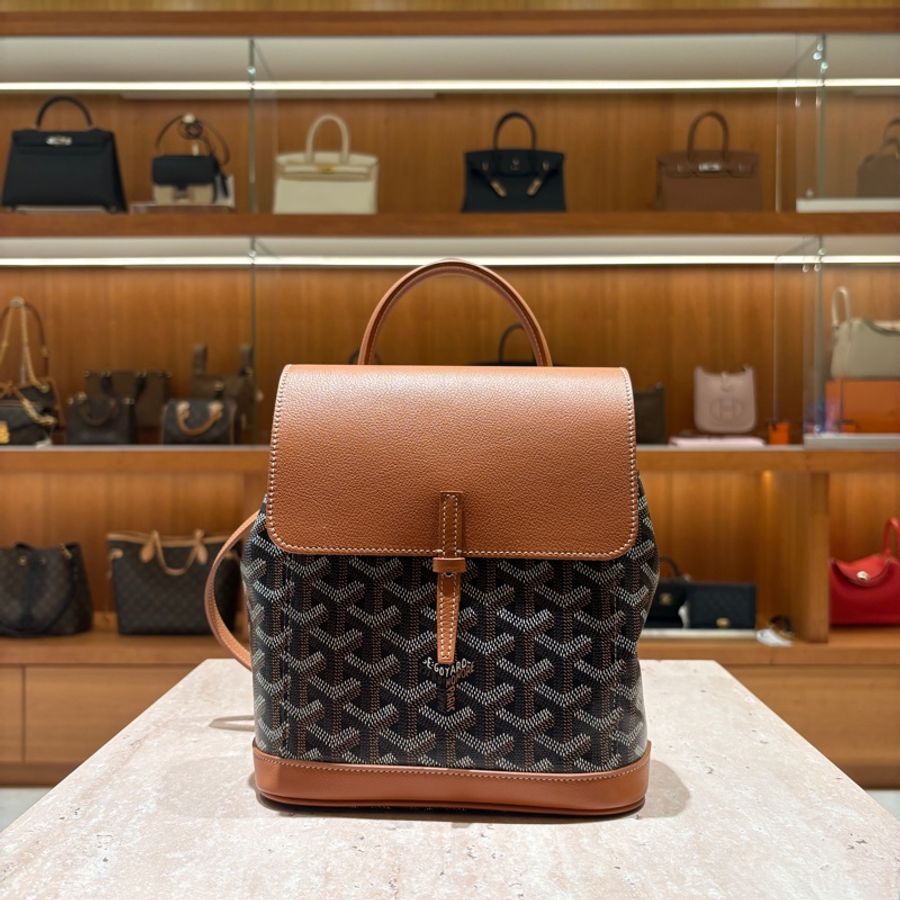 【經典焦糖棕 x 後背包界的優雅代表】Goyard Alpin Mini 迷你後背包|棕色帆布皮革拼接|輕巧百搭通勤首選-0