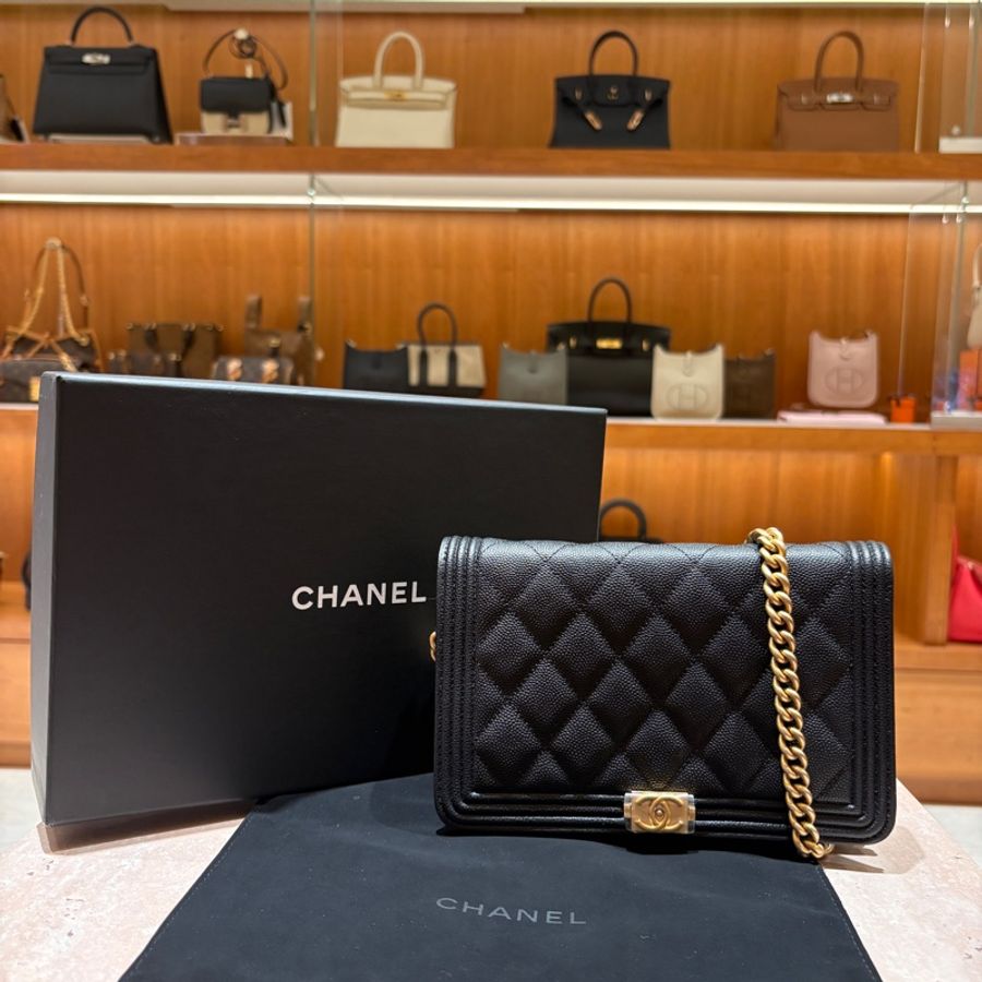 【經典菱格小金包、氣場與實用兼具】CHANEL BOY WOC 鏈帶皮夾|黑色荔枝皮 金扣|穿搭不敗款-0