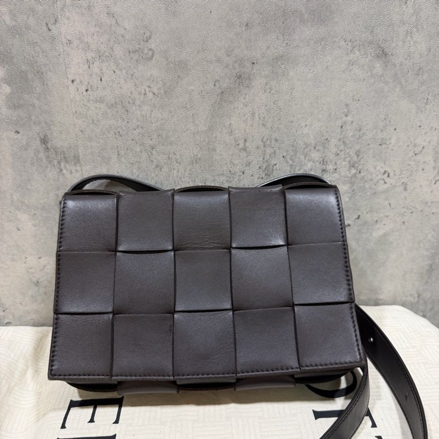 「出清」Bottega Veneta Cassette Bag fondant 深咖啡色.BV經典15格卡帶包-5