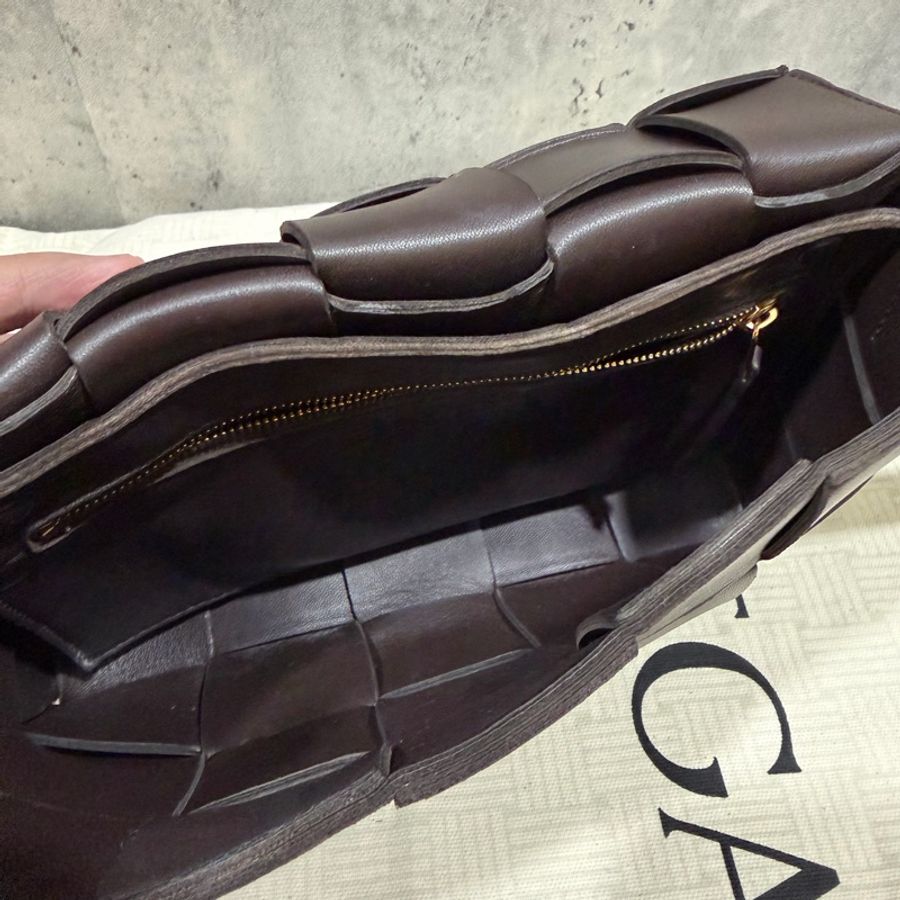 「出清」Bottega Veneta Cassette Bag fondant 深咖啡色.BV經典15格卡帶包-8