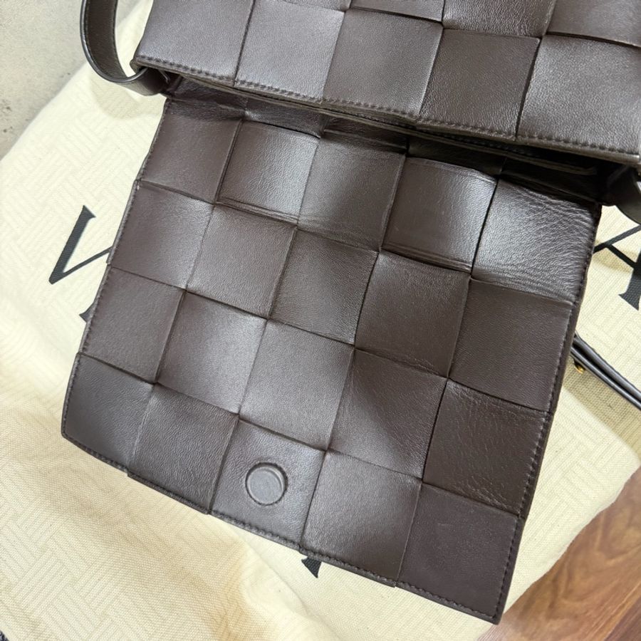 「出清」Bottega Veneta Cassette Bag fondant 深咖啡色.BV經典15格卡帶包-11