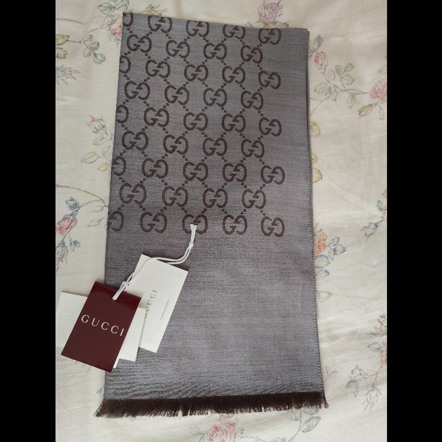 GUCCI 薄桑蠶絲雙面滿版圍巾(灰色)-0