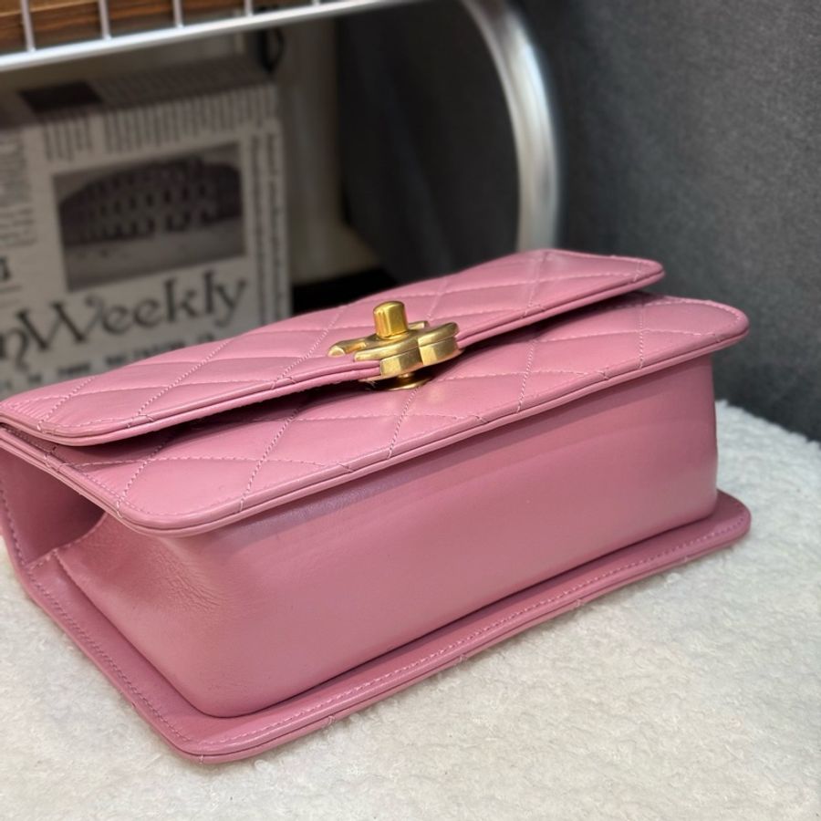 (保留中)(2025/11月櫃上保養)Chanel雙金球粉色斜背包 19cm ✨最新晶片款-4