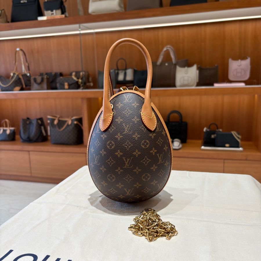 【LV 經典老花 × 限量藝術品】Louis Vuitton Monogram Egg Bag 恐龍蛋手提包|立體雕塑感設計|限量稀有收藏款-0