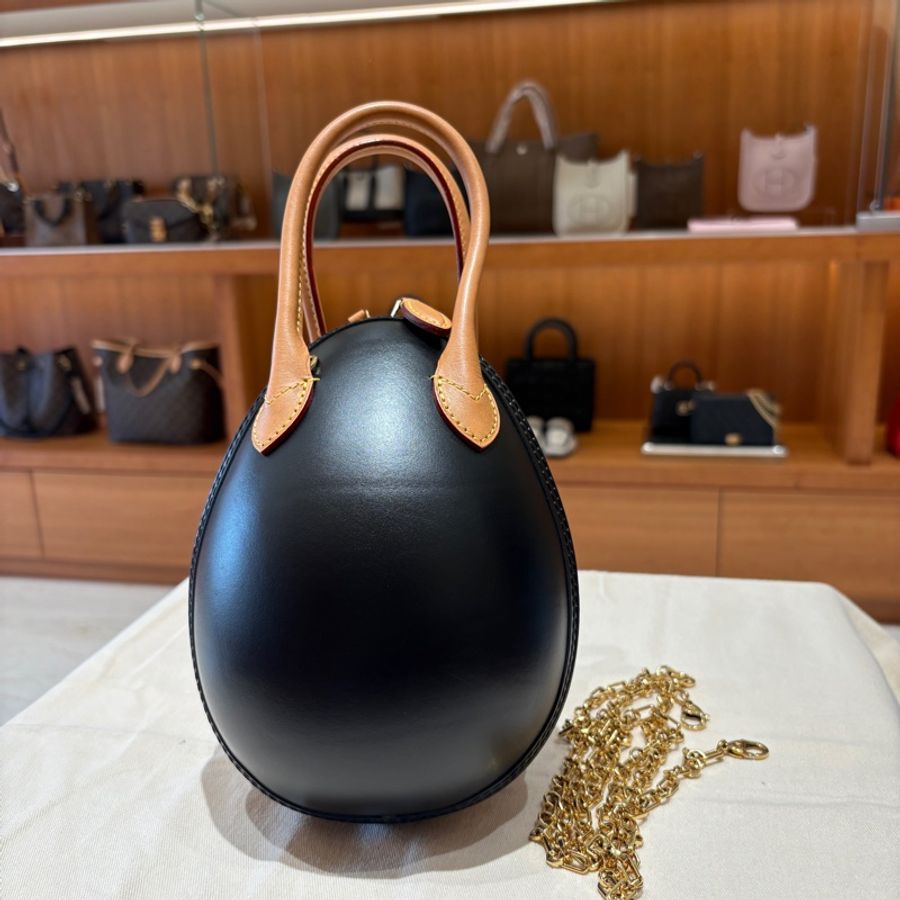 【LV 經典老花 × 限量藝術品】Louis Vuitton Monogram Egg Bag 恐龍蛋手提包|立體雕塑感設計|限量稀有收藏款-1