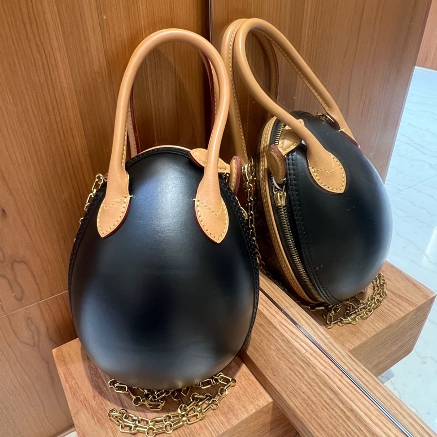 【LV 經典老花 × 限量藝術品】Louis Vuitton Monogram Egg Bag 恐龍蛋手提包|立體雕塑感設計|限量稀有收藏款-3