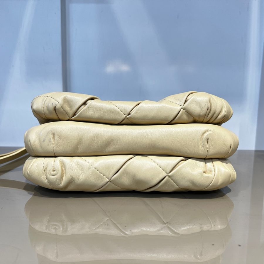 Loewe 米黃羊皮Goya Puffer金釦肩斜背包-2