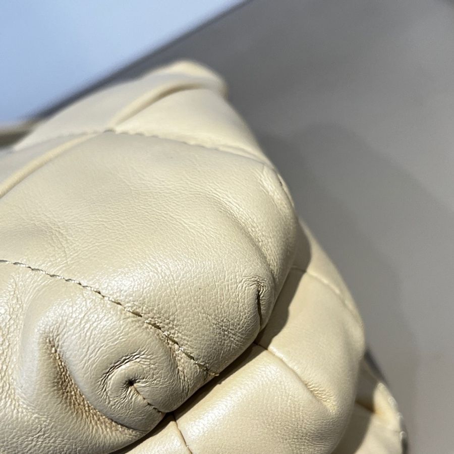 Loewe 米黃羊皮Goya Puffer金釦肩斜背包-6