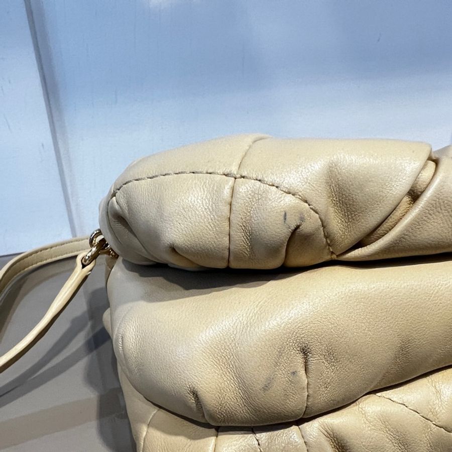Loewe 米黃羊皮Goya Puffer金釦肩斜背包-18