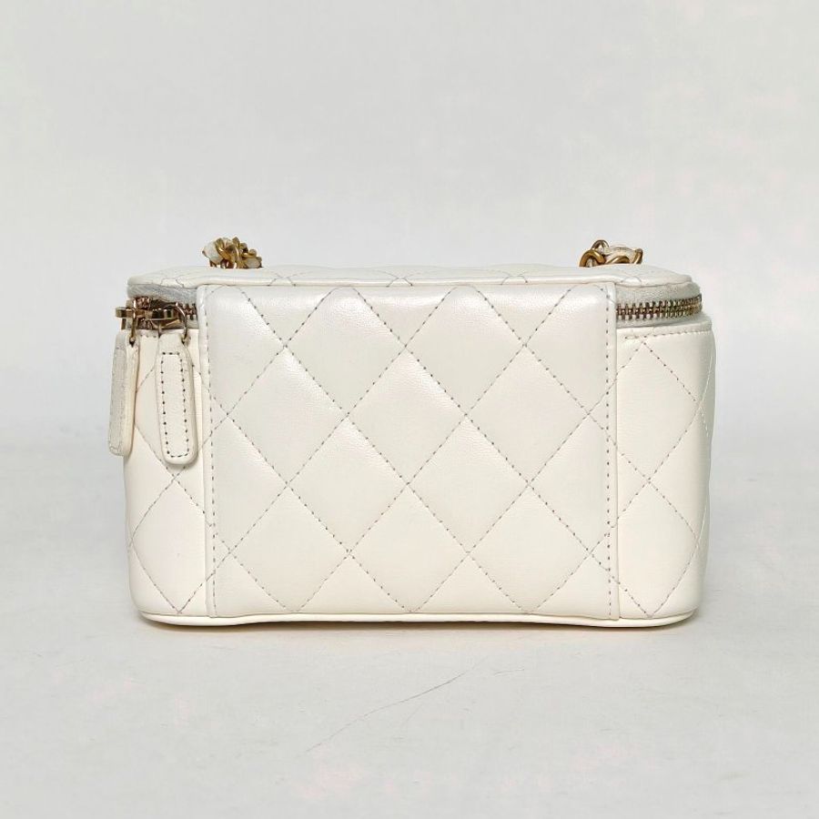 CHANEL 長盒子化妝包帶鏡子16.5白色羊皮鐳射標金扣金球調節扣肩帶肩背包-2