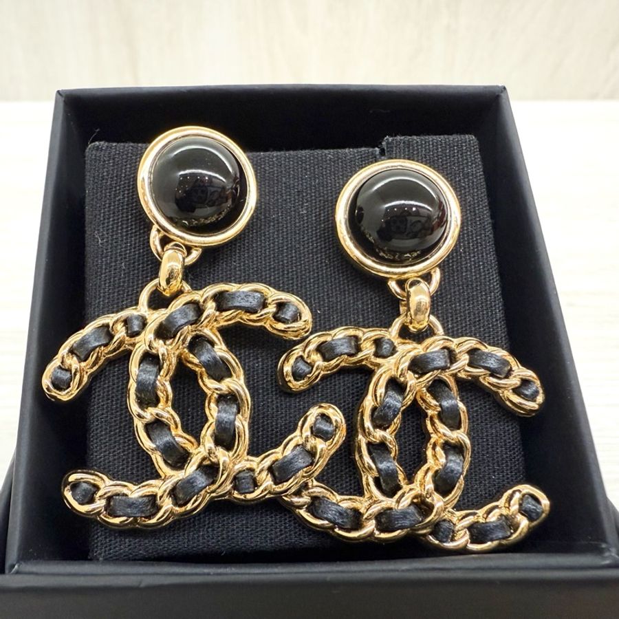 CHANEL黑金19系列墜飾雙C耳環-3