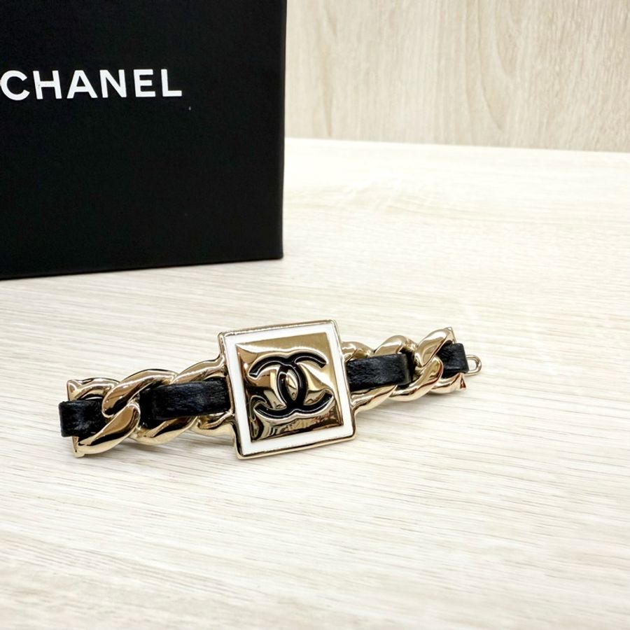 CHANEL銀邊方塊格雙C logo皮穿鍊髮夾-3