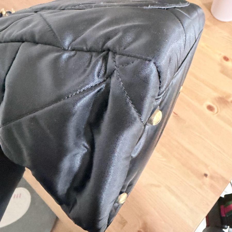 CHANEL 保齡球包Cocoon 系列的尼龍菱格托特包-9