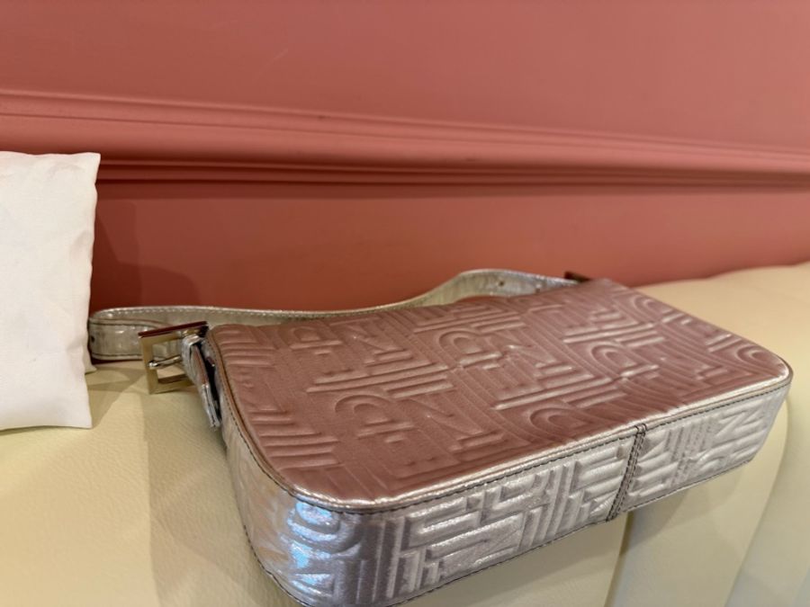 FENDI 絕版立體壓紋 Baguette 法棍包 - 金屬銀色 肩背包-15