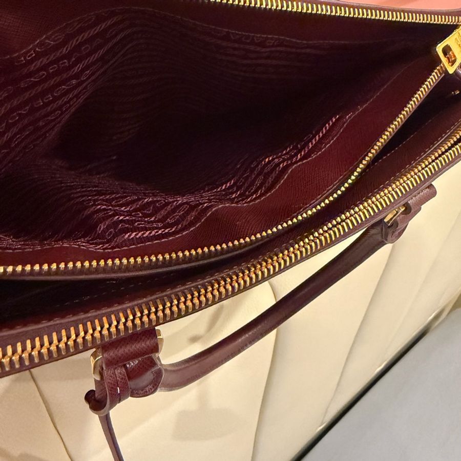 PRADA 經典 Saffiano Lux 牛皮 兩用手提殺手包 (酒紅色/勃根地紅)-22