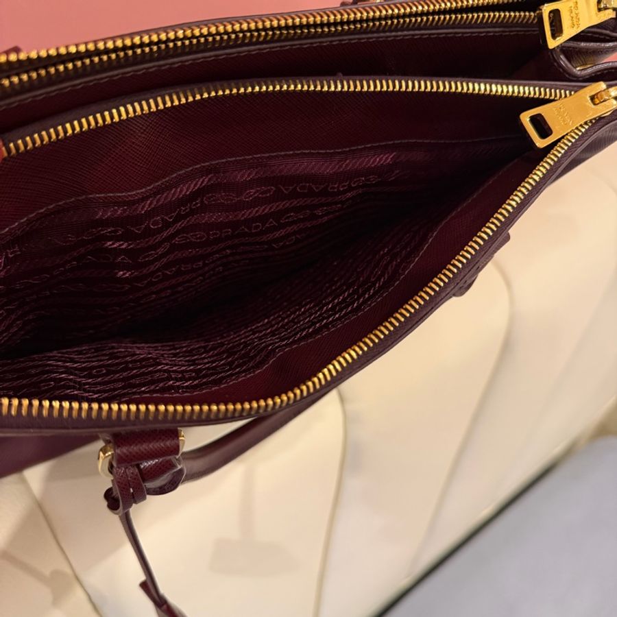 PRADA 經典 Saffiano Lux 牛皮 兩用手提殺手包 (酒紅色/勃根地紅)-23