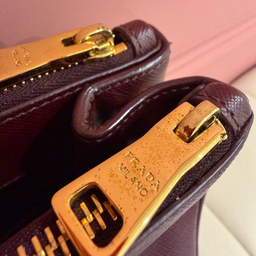 PRADA 經典 Saffiano Lux 牛皮 兩用手提殺手包 (酒紅色/勃根地紅)-30