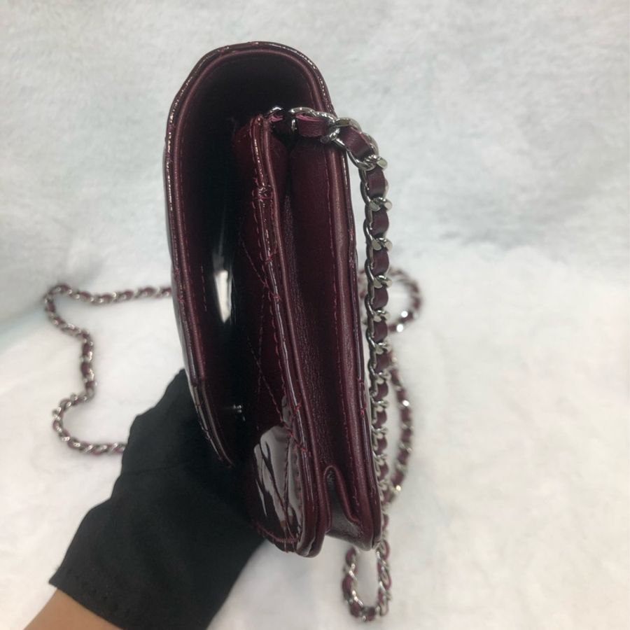 Chanel 棗紅漆皮浮雕扣WOC XC040-2
