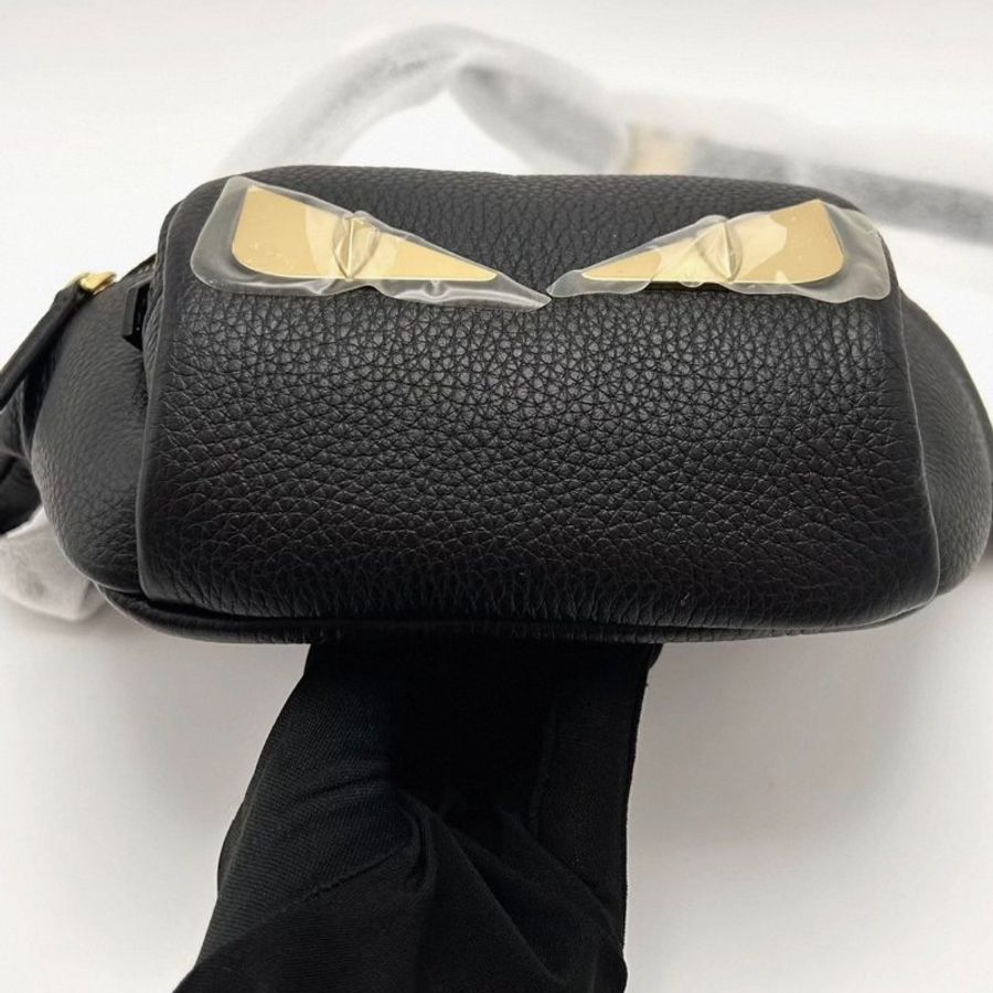 FENDI黑金小怪獸牛皮斜背腰包 27*14*6 近新閒置 配件盒子塵袋-4