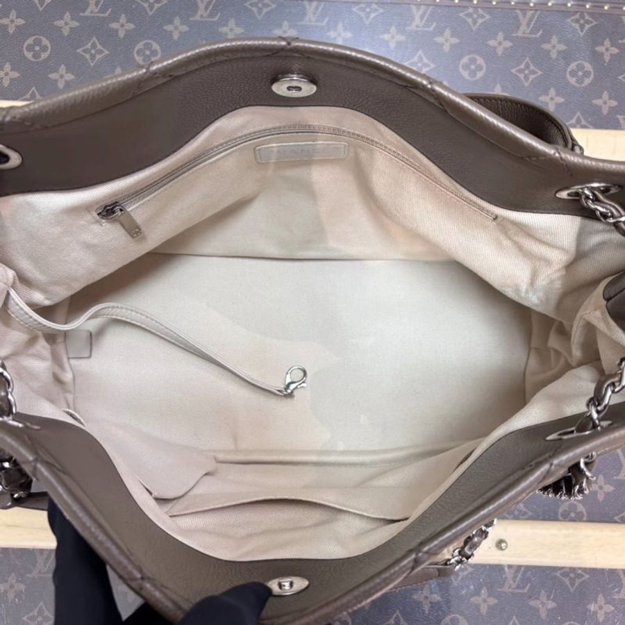 CHANEL/棕色銀扣雙C 手提肩背包32*25*15 9新配件塵袋-3