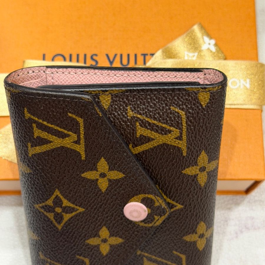 LV Victorine 粉色老花三折短夾-7