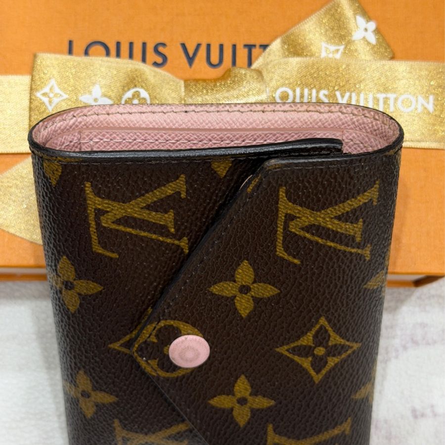 LV Victorine 粉色老花三折短夾-8