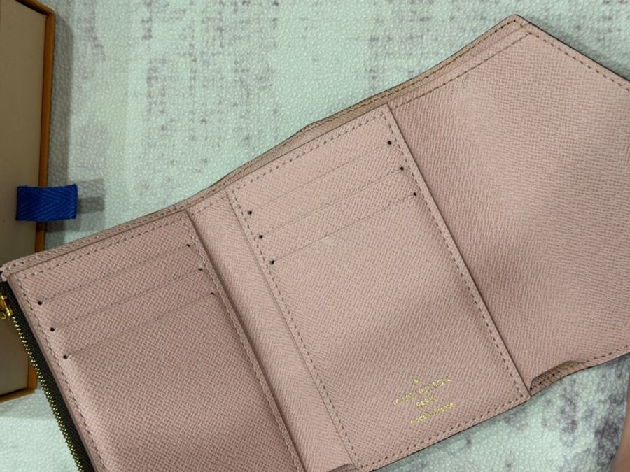 LV Victorine 粉色老花三折短夾-20