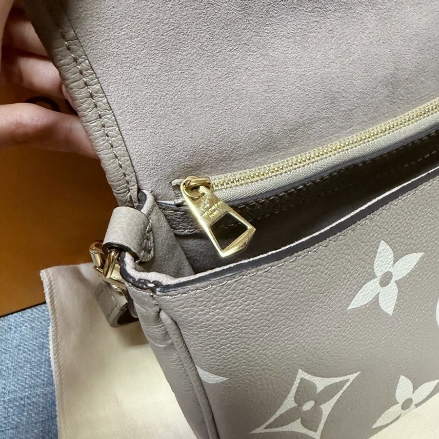 LV Diane 法棍包斑鳩灰 M46583 二手近全新(不附寬背帶)-10