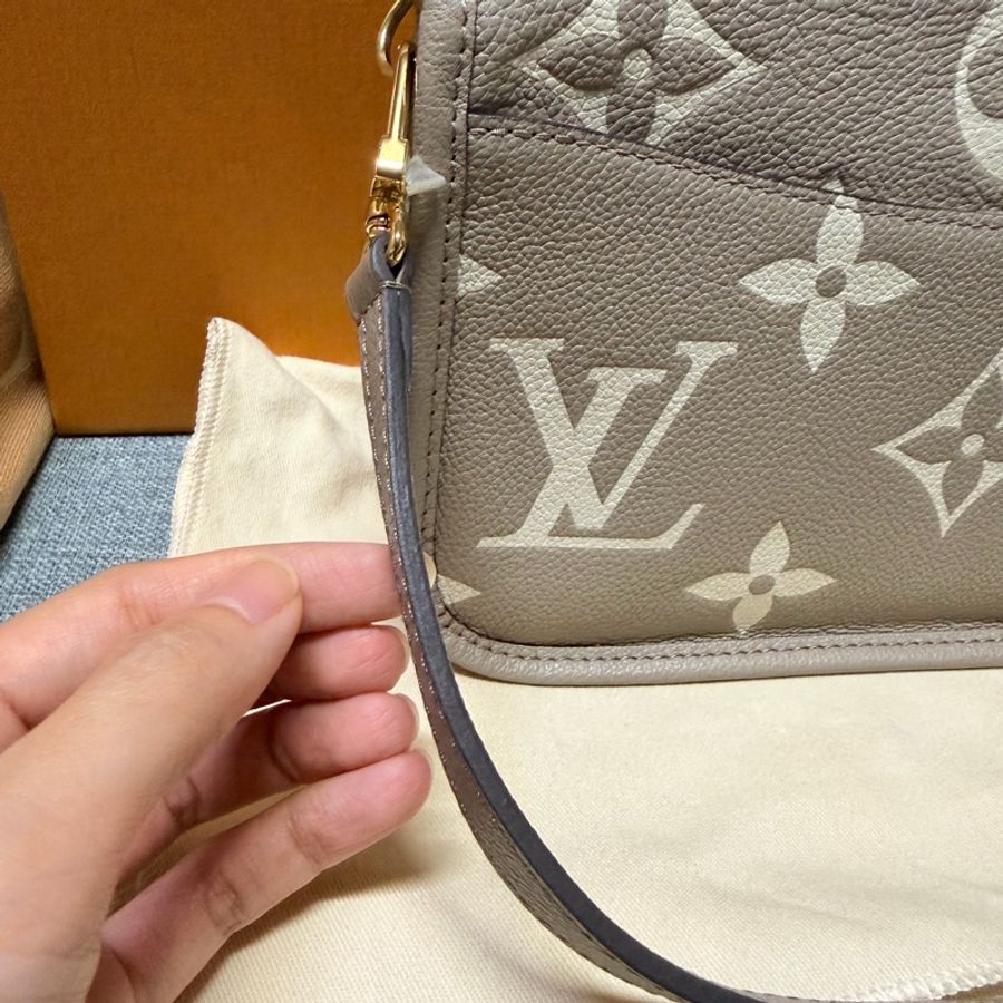 LV Diane 法棍包斑鳩灰 M46583 二手近全新(不附寬背帶)-15