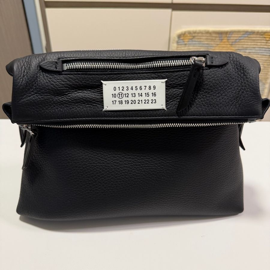Maison Margiela 黑色皮革斜挎包 SB1WG0003-P4746 Soft 5AC on-body bag-9