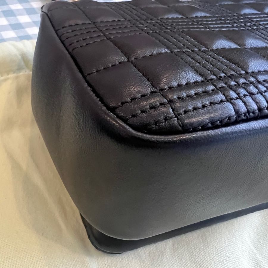 Burberry Lola 絎縫金色TB Logo斜背包-9