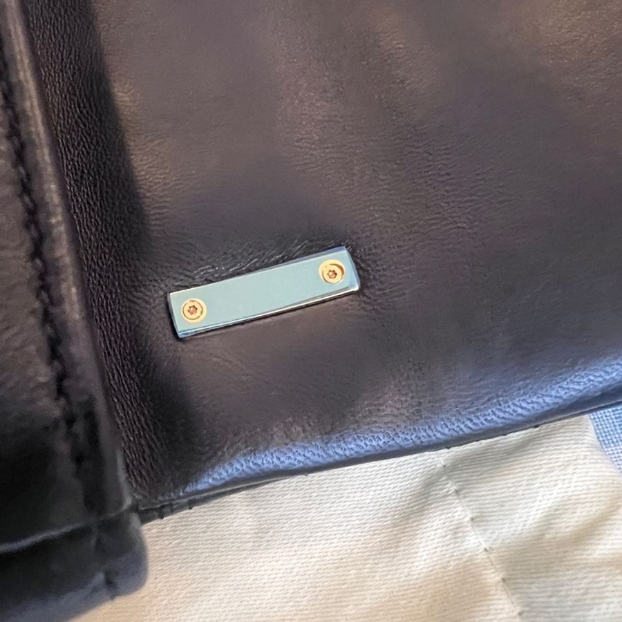 Burberry Lola 絎縫金色TB Logo斜背包-16