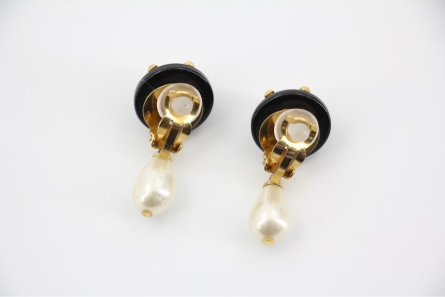 Chanel Vintage 96C 樹脂黑色波點仿珍珠吊墜耳環-4