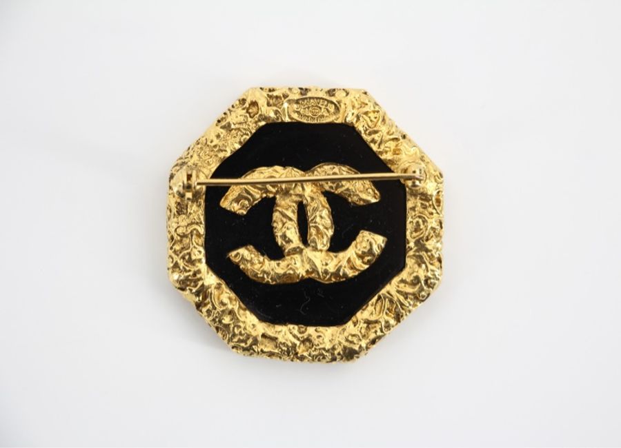 Chanel Vintage 93A 熔岩八角黑金色胸針-8