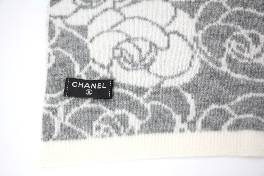 Chanel 23K 針織羊絨灰白色山茶花圍巾-7