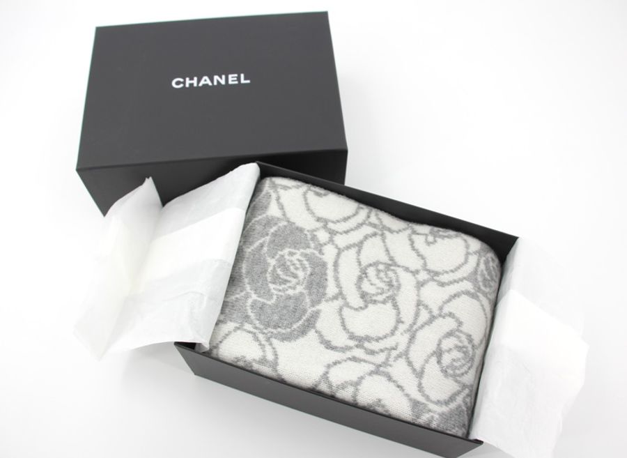 Chanel 23K 針織羊絨灰白色山茶花圍巾-10