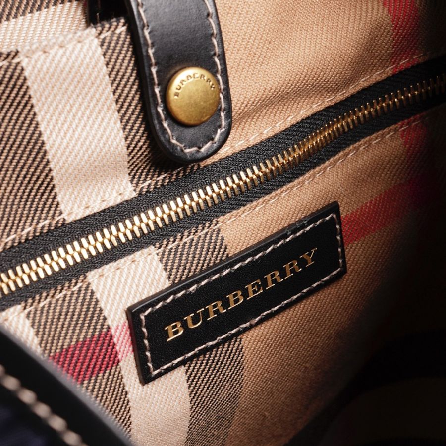 BURBERRY The Rucksack Vintage 經典金色LOGO翻蓋中型後背包(藍色/M)-17