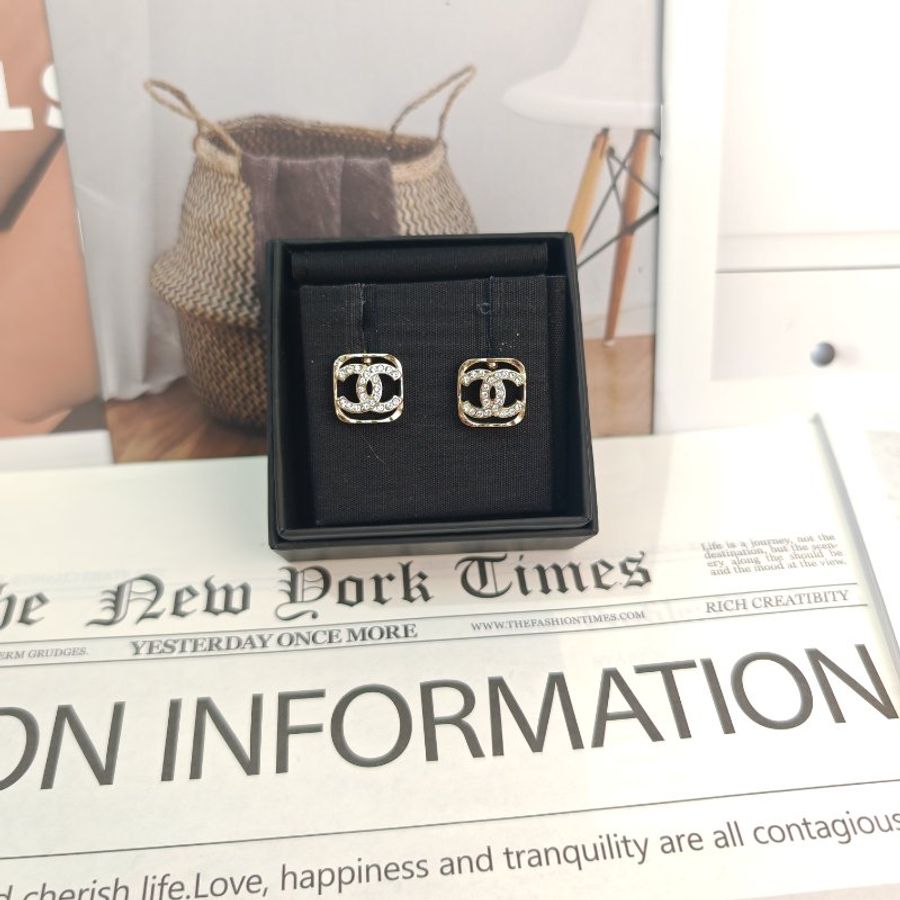 Chanel 鏤空滿鑽雙C耳釘-1