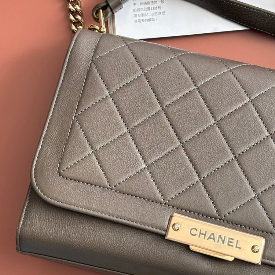 ::CHANEL:: A93703 灰色菱格牛皮金牌下蓋手提側背包 兩用包 上班包 商務包-2