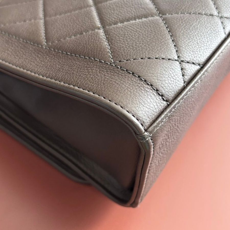 ::CHANEL:: A93703 灰色菱格牛皮金牌下蓋手提側背包 兩用包 上班包 商務包-9