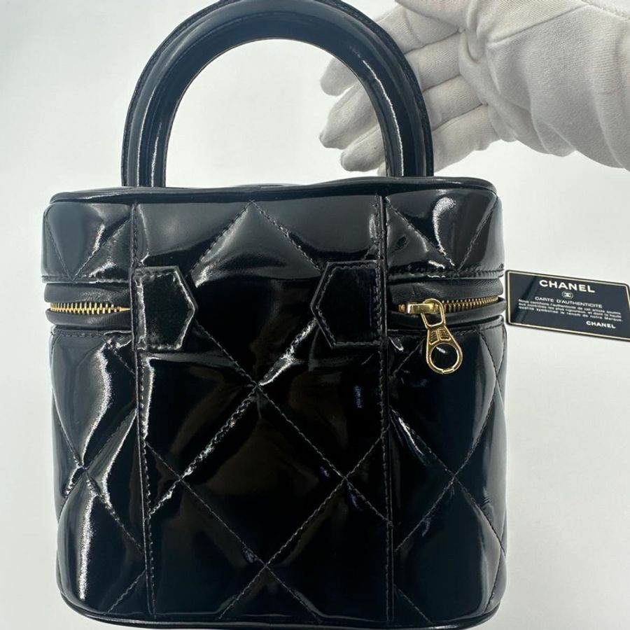 Chanel Vintage 96-97 Patent Leather Black Diamond Quilting Vanity Case with Gold Hardware-6