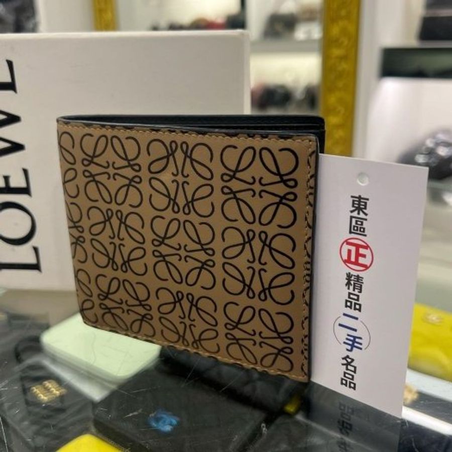 東區正精品㊣ LOEWE 奶茶色全皮滿版LOGO八卡短夾 RZ5476-1