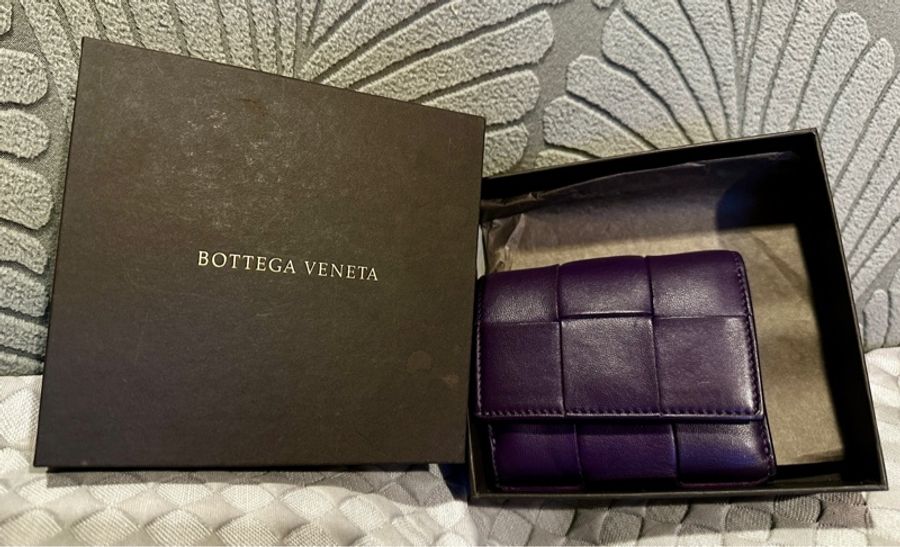 (售出不退貨)二手 BV 三折短夾 Bottega Veneta 紫色盒裝「有圖10使用痕跡有一點染色不介意在下單」不議價不議價謝謝☺️ 長20cm寬10cm厚2cm-0