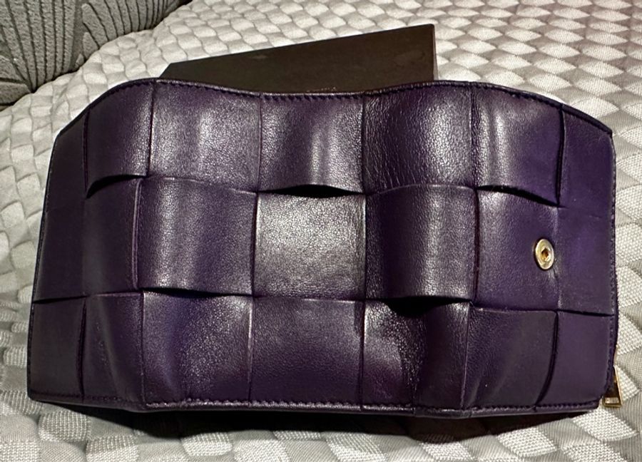 (售出不退貨)二手 BV 三折短夾 Bottega Veneta 紫色盒裝「有圖10使用痕跡有一點染色不介意在下單」不議價不議價謝謝☺️ 長20cm寬10cm厚2cm-6