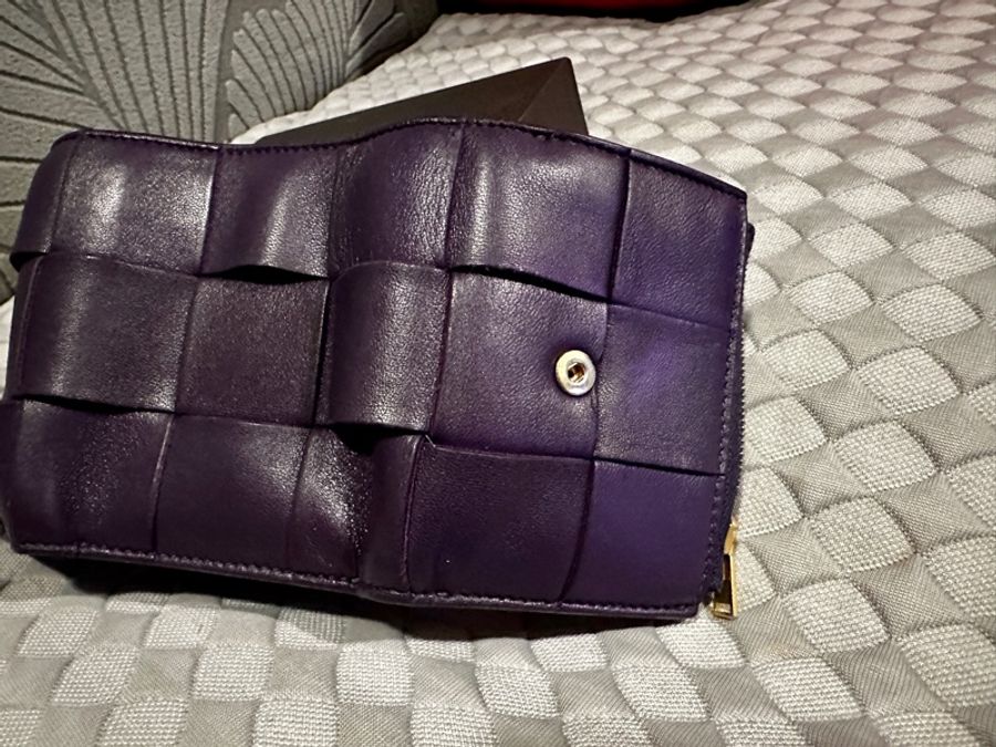 (售出不退貨)二手 BV 三折短夾 Bottega Veneta 紫色盒裝「有圖10使用痕跡有一點染色不介意在下單」不議價不議價謝謝☺️ 長20cm寬10cm厚2cm-7