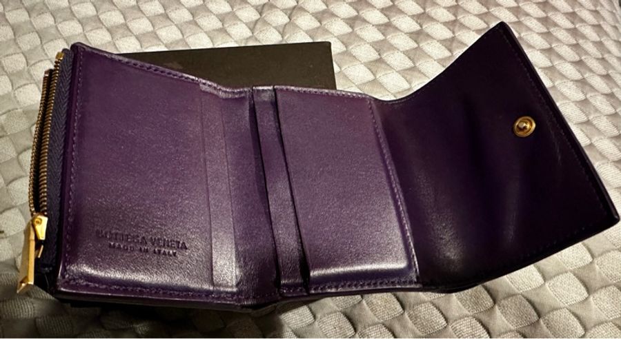 (售出不退貨)二手 BV 三折短夾 Bottega Veneta 紫色盒裝「有圖10使用痕跡有一點染色不介意在下單」不議價不議價謝謝☺️ 長20cm寬10cm厚2cm-10